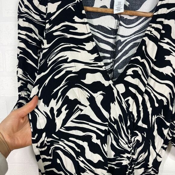 H&M Womens Puff Sleeve Creped Dress Size Medium Zebra Striped Dress - Picture 5 of 15